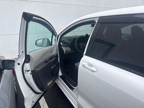 Used 2023 Toyota Sienna LE FWD image 6