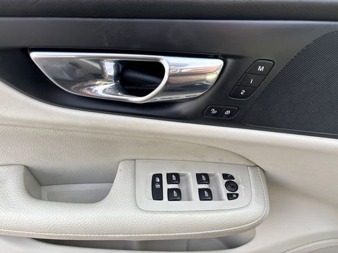 Used 2019 Volvo S60 T6 Momentum w/ Premium Package image 17