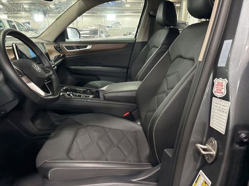 Used 2025 Volkswagen Atlas SE image 11