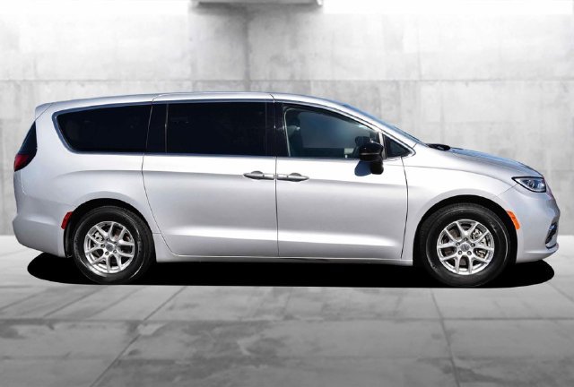 Used 2024 Chrysler Pacifica Touring-L FWD image 5