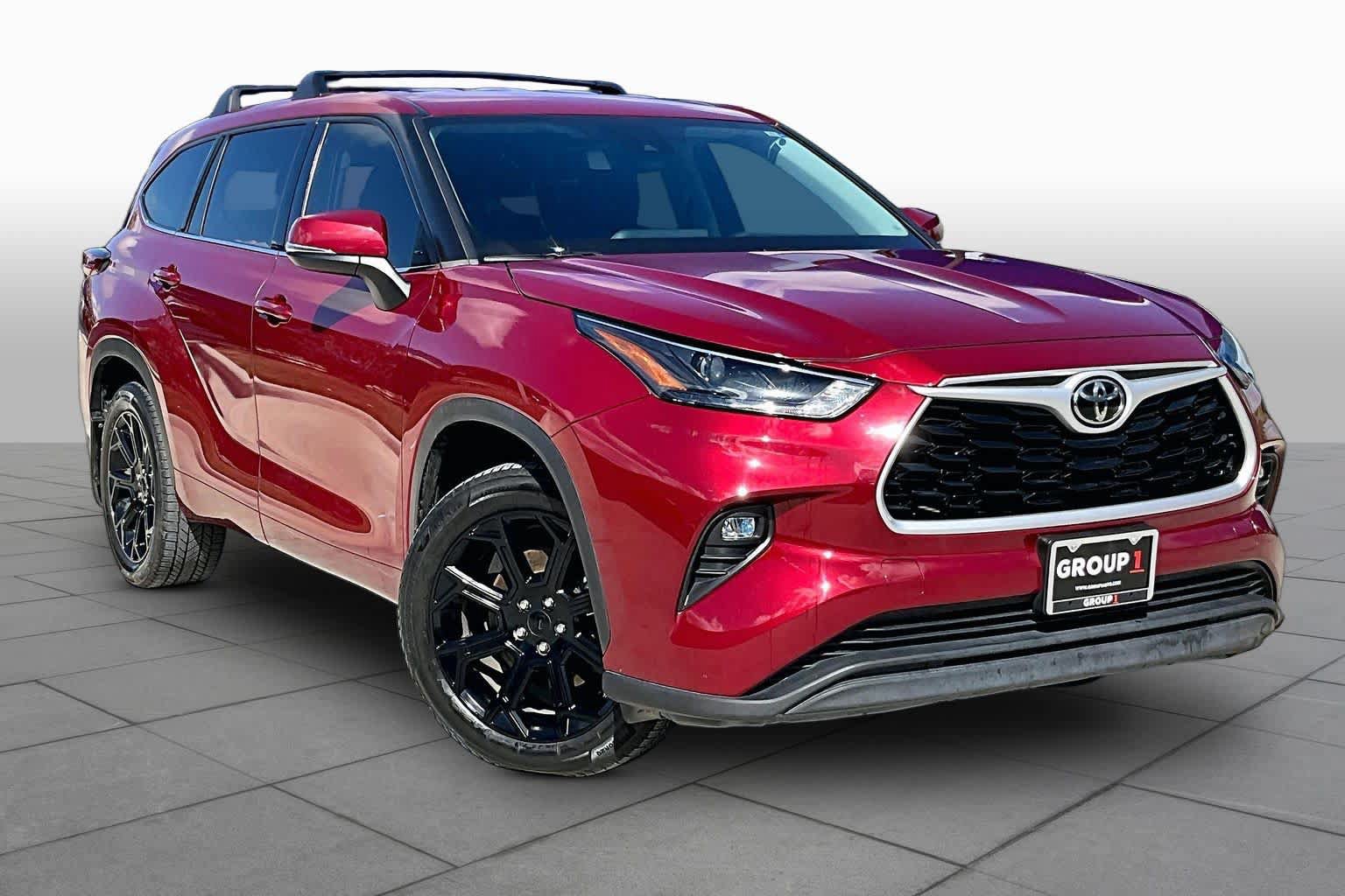 Used 2022 Toyota Highlander LE FWD image 3