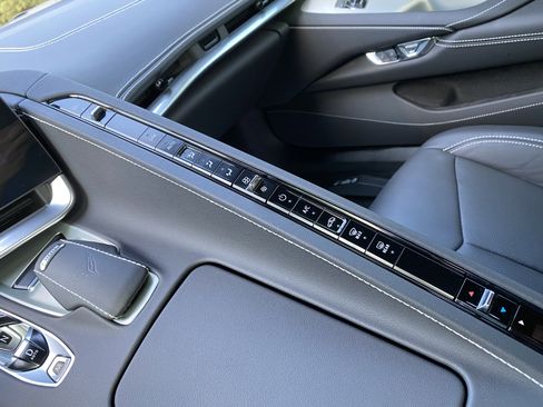 Used 2025 Chevrolet Corvette Stingray Coupe w/ 1LT image 28