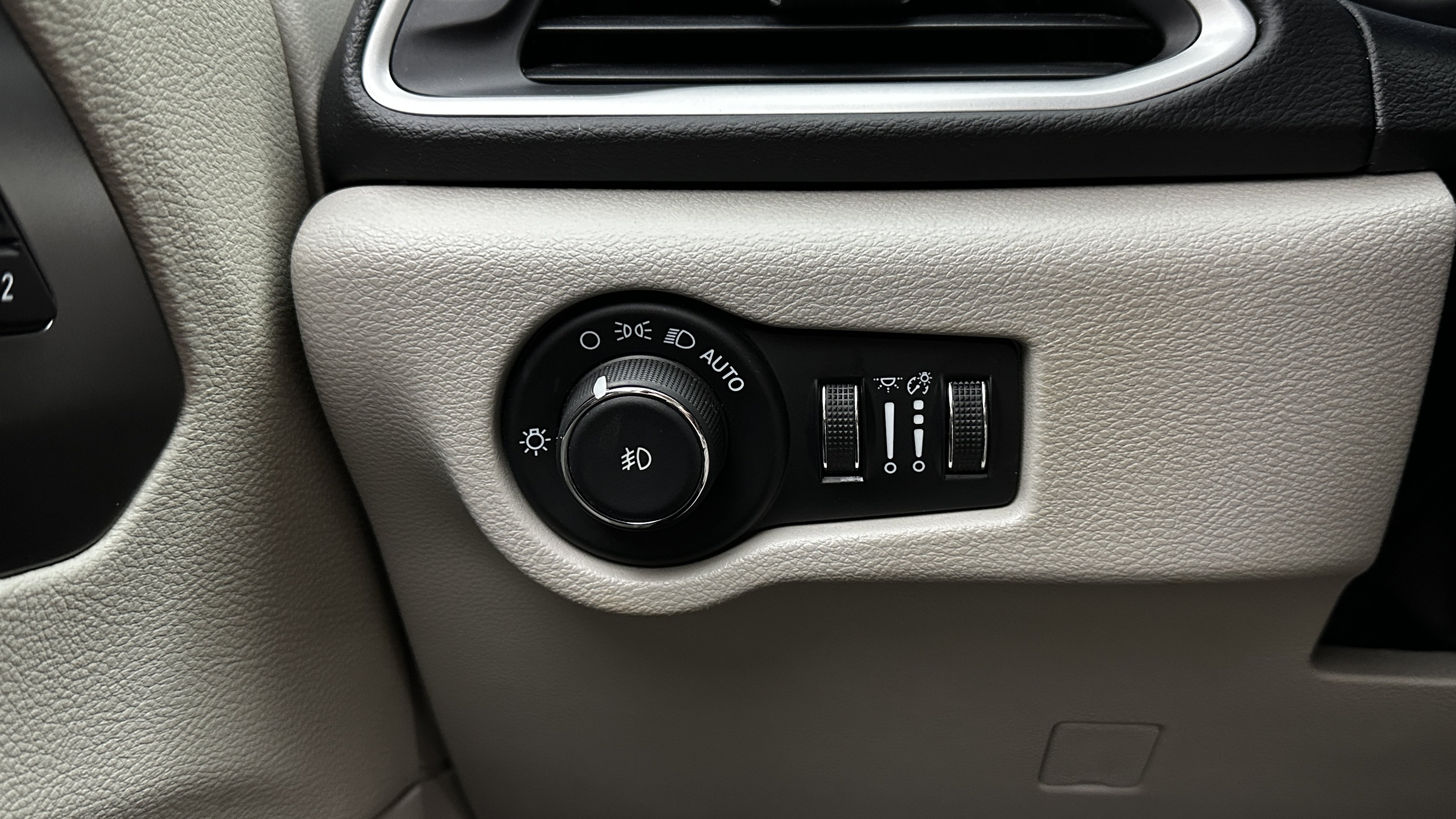 Used 2024 Chrysler Pacifica Touring-L FWD image 18