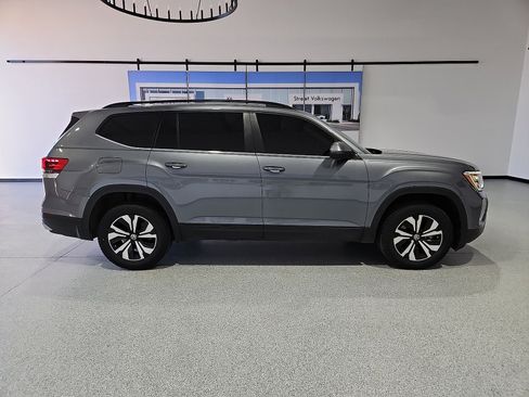 Certified 2024 Volkswagen Atlas SE FWD image 9