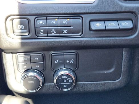 Used 2024 GMC Yukon XL AT4 w/ Technology Package AWD/4WD image 19