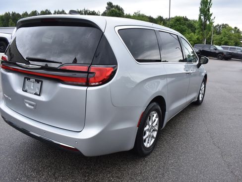 Used 2023 Chrysler Pacifica Touring-L FWD image 9