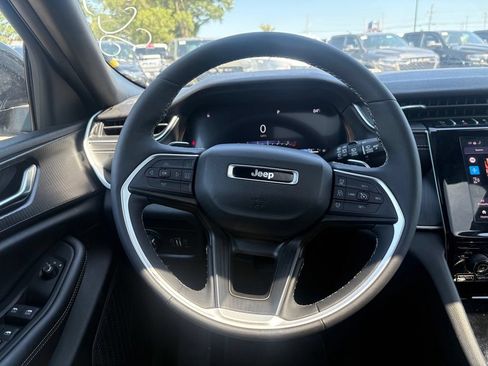 Used 2025 Jeep Grand Cherokee Altitude AWD/4WD image 17