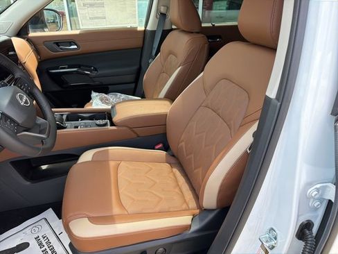 New 2026 Nissan Pathfinder Platinum image 9