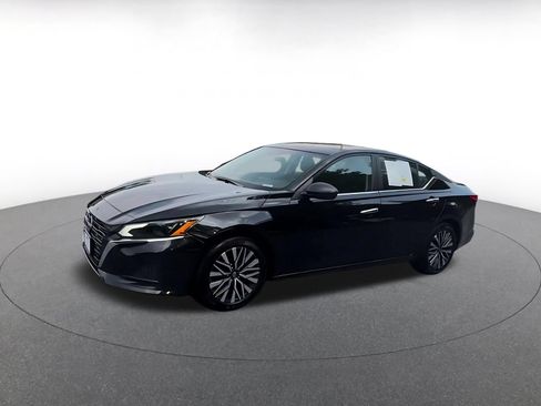 Used 2025 Nissan Altima 2.5 SV FWD image 7