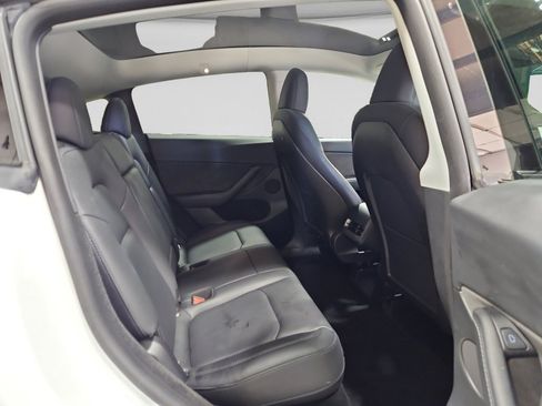 Used 2022 Tesla Model Y Long Range image 23