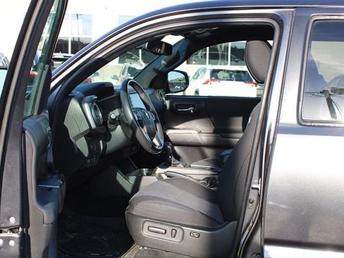 Used 2022 Toyota Tacoma TRD Off-Road AWD/4WD image 12