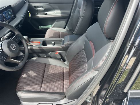 New 2026 Nissan Kicks SR FWD image 17