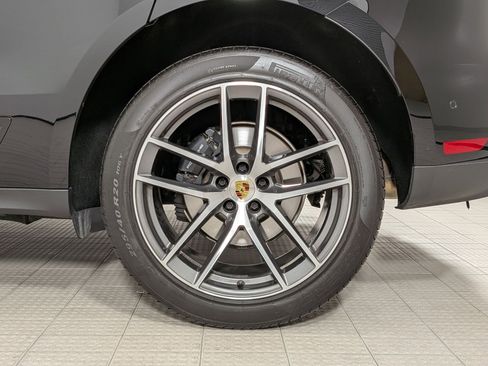 Certified 2025 Porsche Macan AWD/4WD image 27