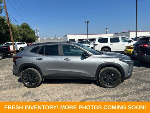 Used 2025 Chevrolet Trax ACTIV w/ Driver Confidence Package FWD image 2