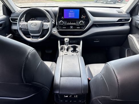 Used 2025 Toyota Highlander XLE AWD/4WD image 23