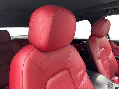 Used 2020 Porsche Cayenne w/ Premium Package image 44