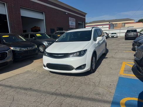 Used 2017 Chrysler Pacifica Touring-L FWD image 1