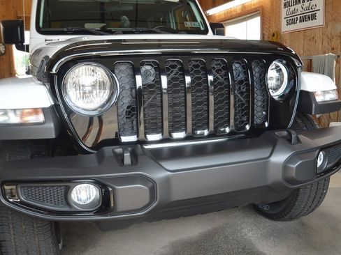 Used 2022 Jeep Gladiator Sport AWD/4WD image 3
