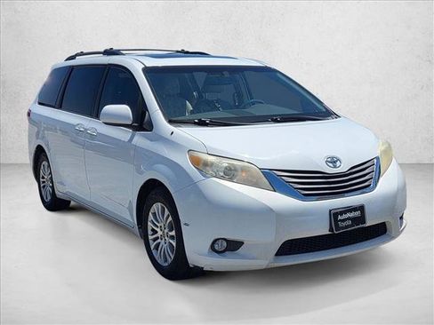 Used 2014 Toyota Sienna XLE FWD image 3
