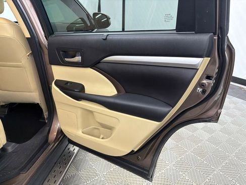 Used 2017 Toyota Highlander XLE image 17
