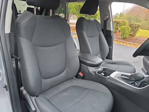 Used 2019 Toyota RAV4 LE image 10