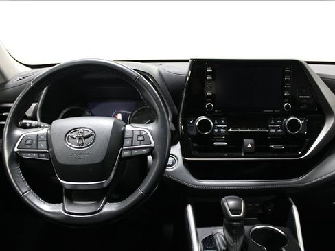 Certified 2022 Toyota Highlander XLE image 13