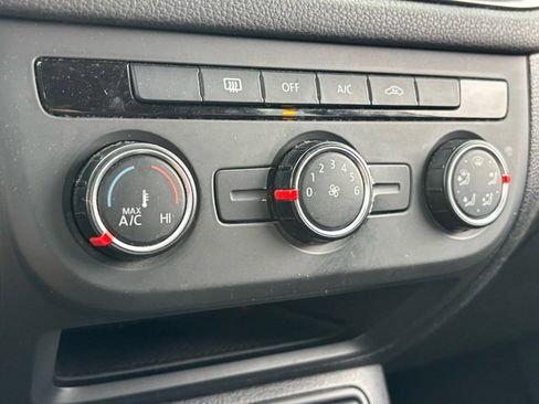 Used 2013 Volkswagen Tiguan S image 25