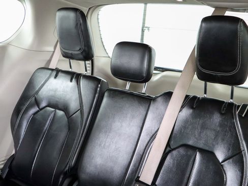 Used 2023 Chrysler Pacifica Touring-L image 25