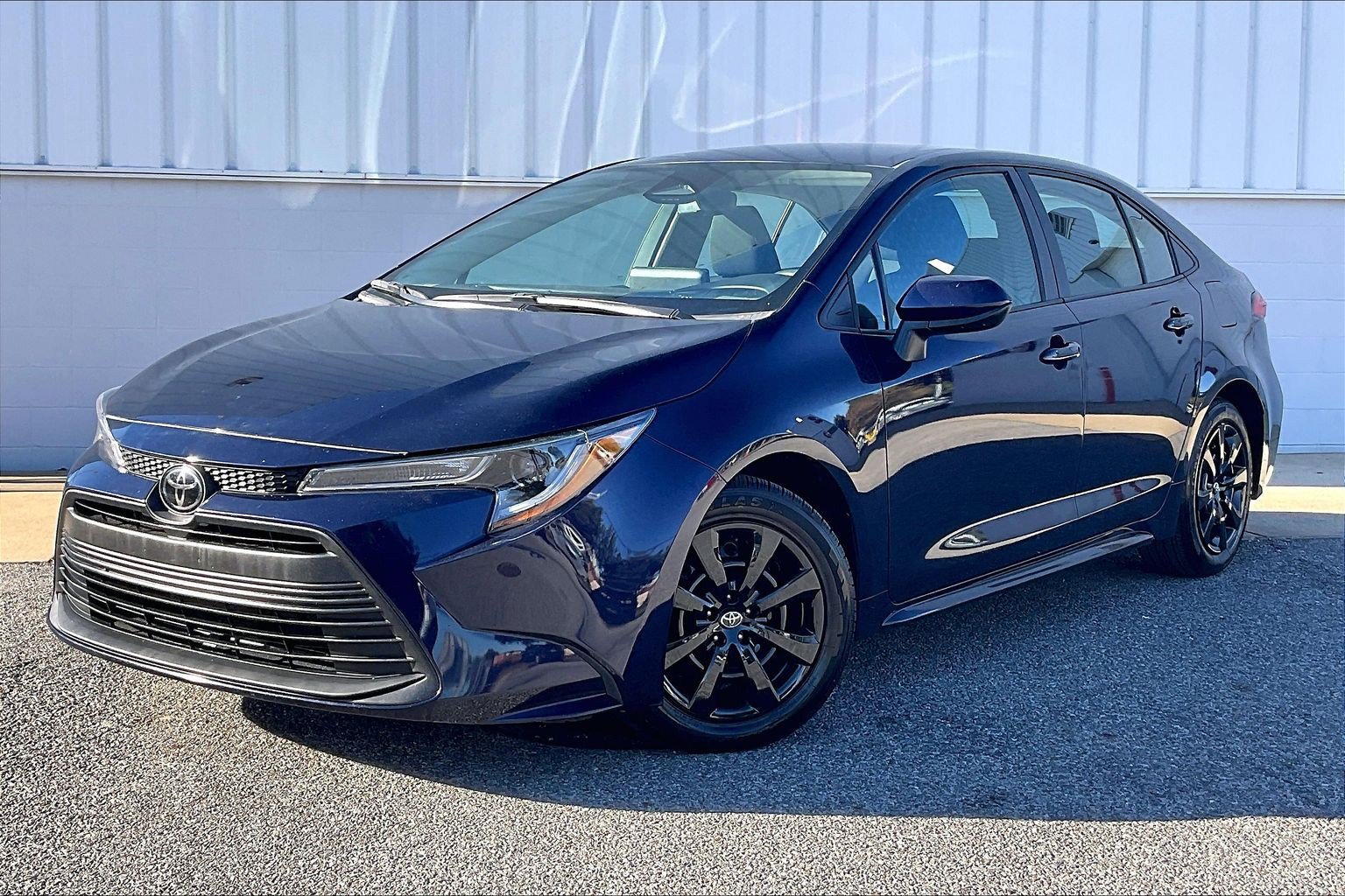 Used 2025 Toyota Corolla LE FWD image 2