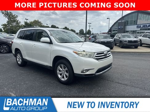 Used 2012 Toyota Highlander FWD w/ Tech Pkg image 1