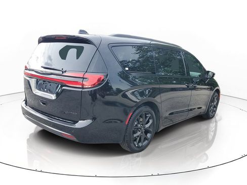 Used 2026 Chrysler Pacifica Limited w/ S Appearance Package FWD image 4