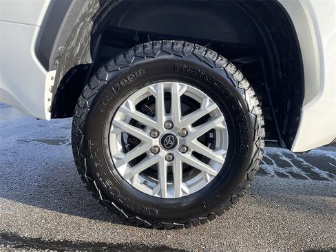 Used 2022 Toyota Tundra SR5 w/ SR5 Convenience Package image 12