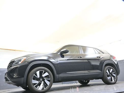 Used 2025 Volkswagen Atlas Cross Sport SE image 30