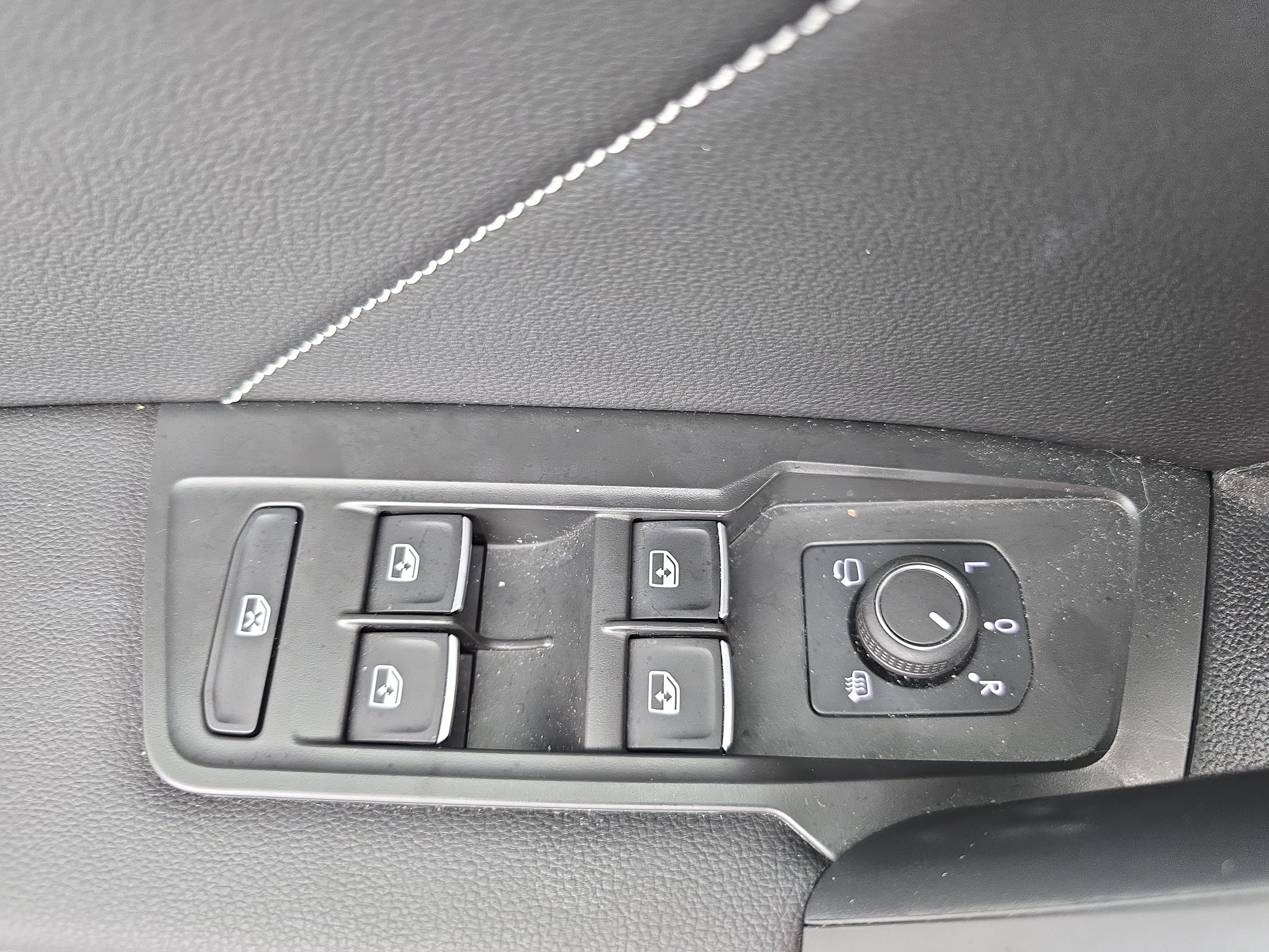 Certified 2024 Volkswagen Tiguan SEL R-Line AWD/4WD image 28