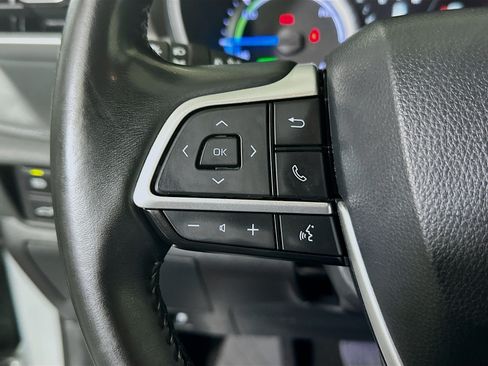 Used 2024 Toyota Highlander LE FWD image 16