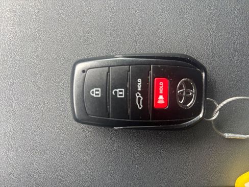 Used 2025 Toyota Highlander LE FWD image 28