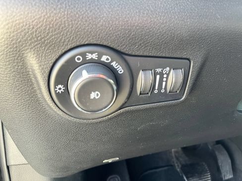 Used 2023 Jeep Compass Latitude w/ Sun and Sound Group AWD/4WD image 25