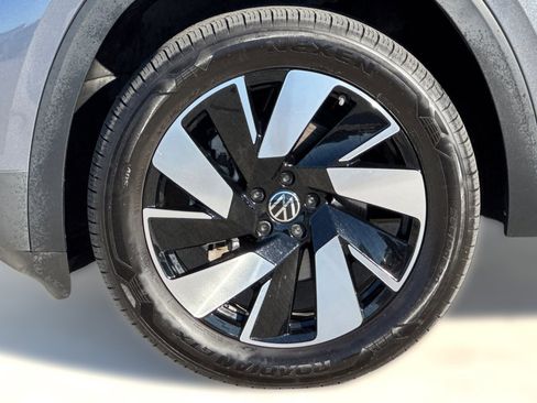 Used 2025 Volkswagen Atlas Cross Sport SE image 10