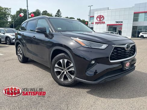 Used 2022 Toyota Highlander XLE AWD/4WD image 1