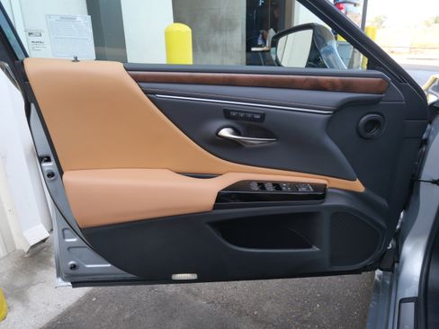 Used 2025 Lexus ES 300h w/ Premium Package image 16