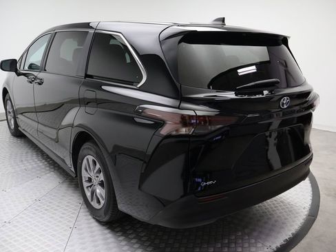 Certified 2025 Toyota Sienna LE image 11