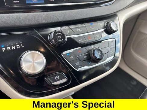 Used 2023 Chrysler Pacifica Touring-L FWD image 22