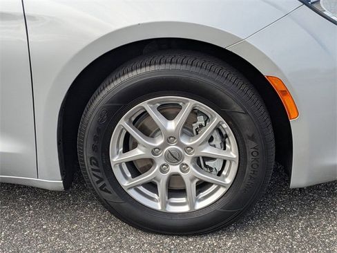 Certified 2024 Chrysler Voyager LX image 10