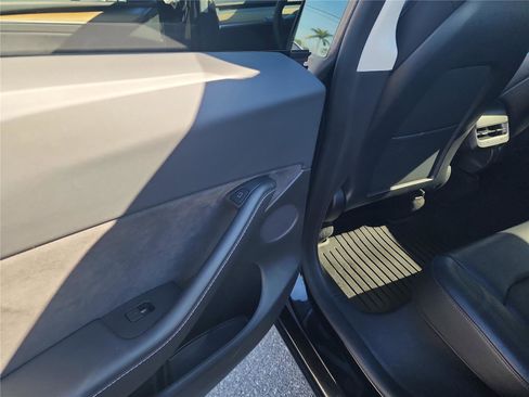 Used 2022 Tesla Model Y Performance image 17