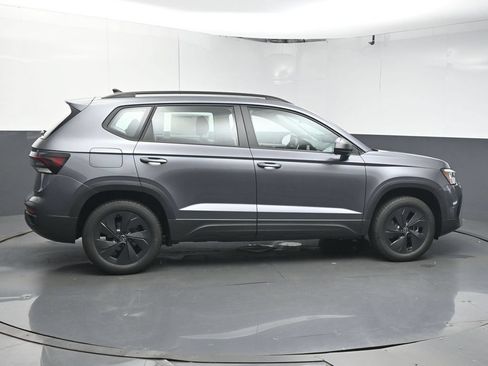 Used 2025 Volkswagen Taos SE FWD image 8