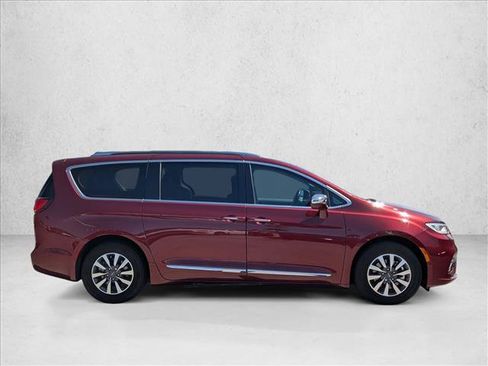 Used 2021 Chrysler Pacifica Limited w/ Premium & Safety Sphere Group FWD image 4