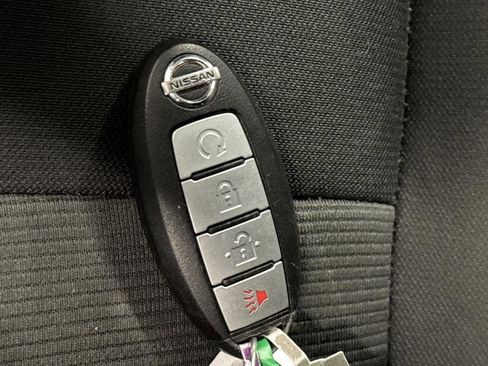 Used 2018 Nissan Titan SV w/ SV Convenience Package image 27