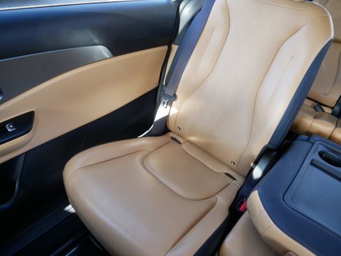 Certified 2024 Kia Carnival LX image 11