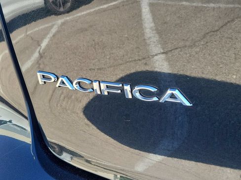 Used 2023 Chrysler Pacifica Touring-L FWD image 10