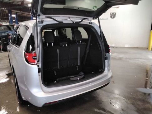 New 2026 Chrysler Pacifica Select image 12
